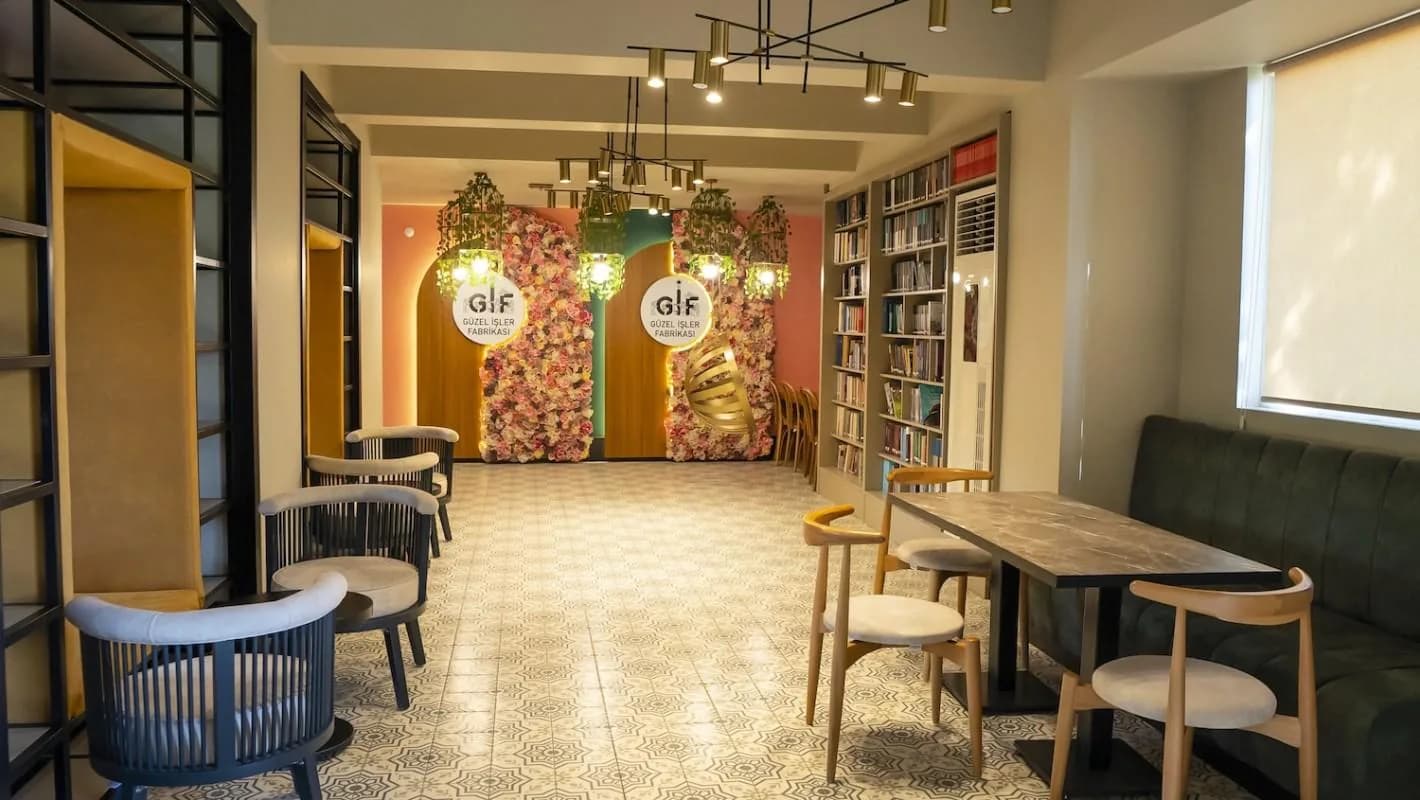 GİF Silopi Kitap Kafe iç mekân