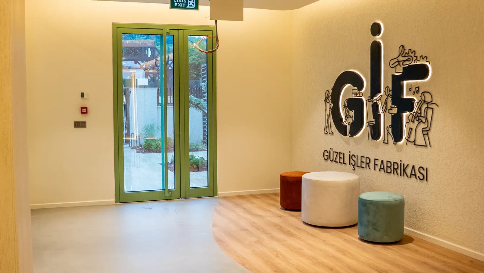 GİF Şule Yüksel Şenler lobi
